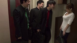 URE-025 - Erika Kitagawa - The Sacrificial Mother 5. Bullies blowbang Mom in corridor